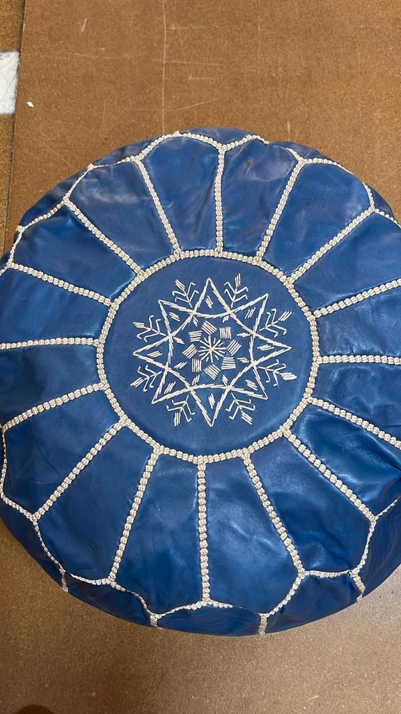 Nieuwe Marokkaanse handgemaakte leren poef, gevuld blauw, Huis en Inrichting, Banken | Voetenbanken en Poefen, Nieuw, Minder dan 50 cm