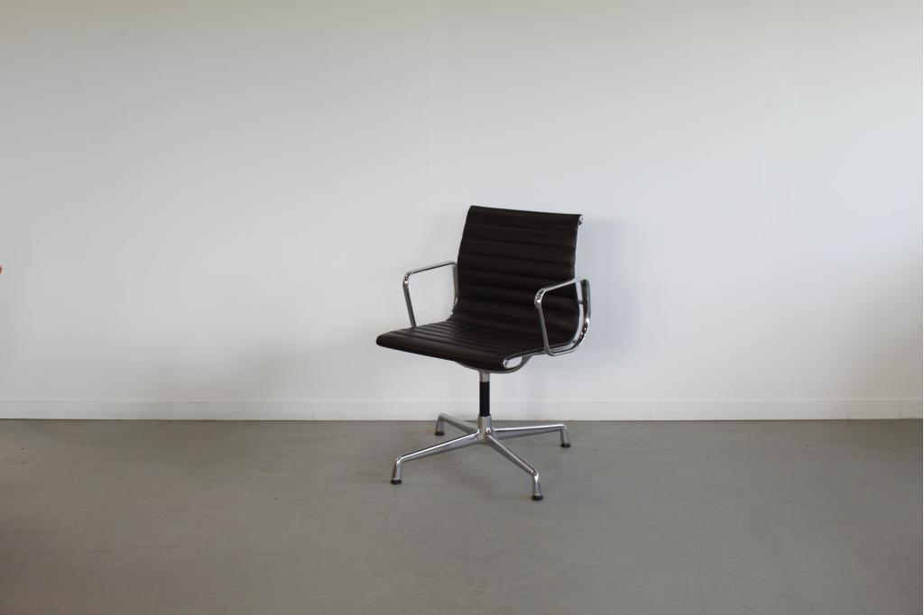 1x Vitra Eames EA 104 Stoel Zwart Leer – Aluminium, Niet ingevuld, Zwart, Niet ingevuld, Ophalen of Verzenden