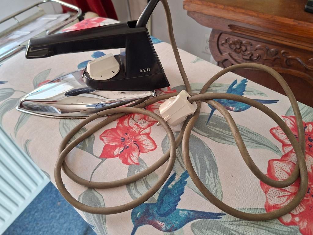 AEG Strijkijzer met lang snoer - Vintage model, Witgoed en Apparatuur, Strijkijzers en Strijkplanken, Ophalen of Verzenden, Gebruikt