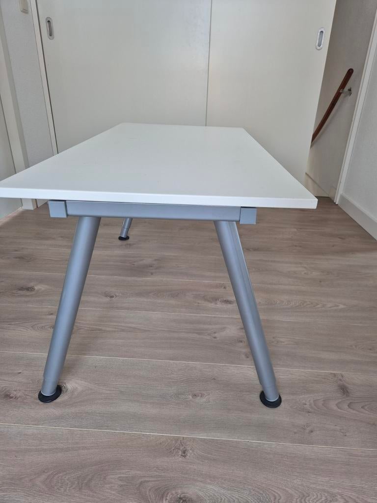 IKEA Galant bureau met in hoogte verstelbare poten, Huis en Inrichting, Bureaus, Ophalen, Gebruikt