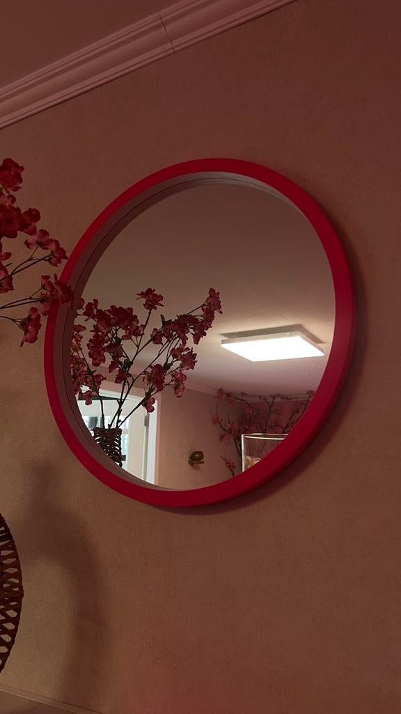 Ronde spiegel met rode lijst - Modern design, Rond, Ophalen of Verzenden, Zo goed als nieuw, Minder dan 100 cm