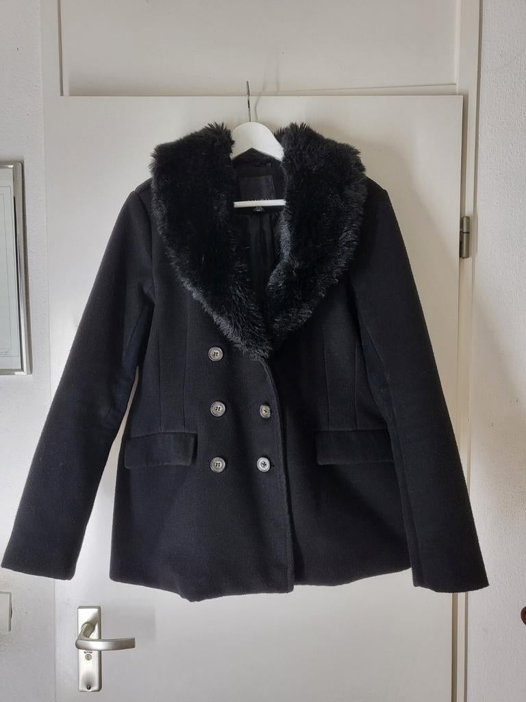 Zwarte winterjas met nep bont, Maat 38/40 (M), Zwart, Ophalen of Verzenden, Gedragen