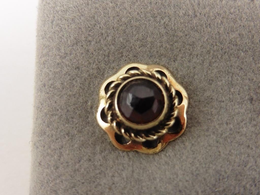 Gouden oorknopjes met granaat                            G51, Gebruikt, ., Ophalen of Verzenden, .