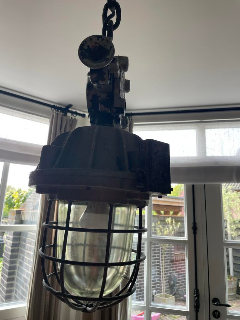 2x Oude Industriële Hanglampen (1x met kapot glas), Antiek en Kunst, Ophalen