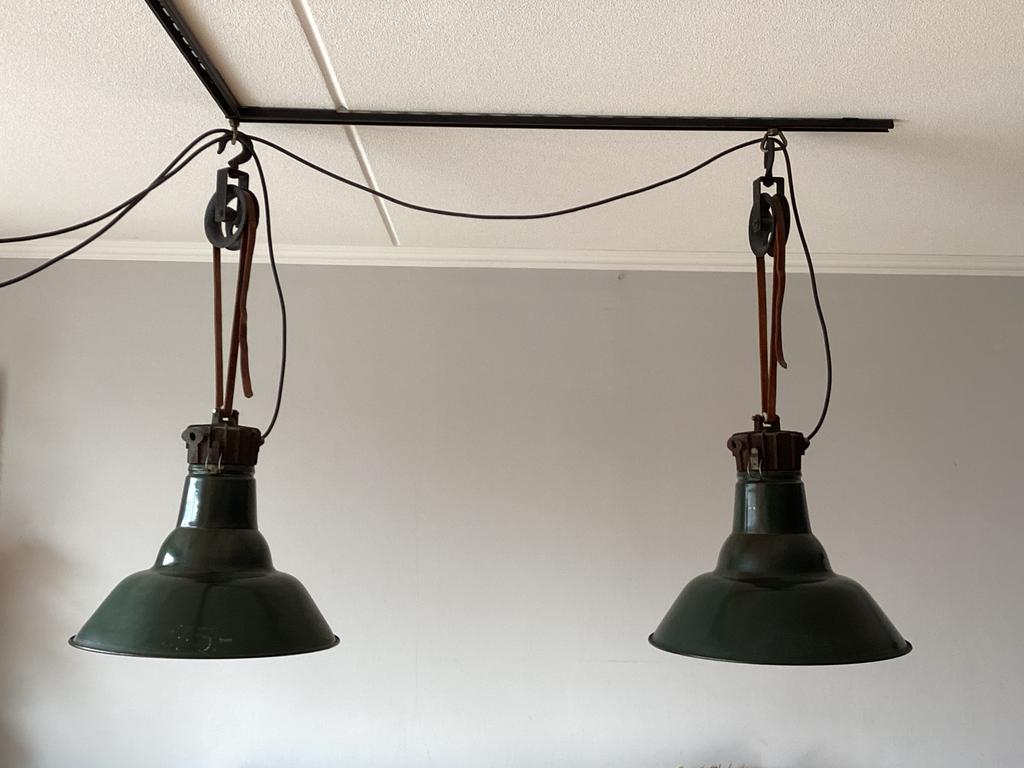 Twee groene vintage Franse lampen met katrollen, Huis en Inrichting, Lampen | Vloerlampen, Ophalen, Gebruikt, Metaal, Minder dan 100 cm