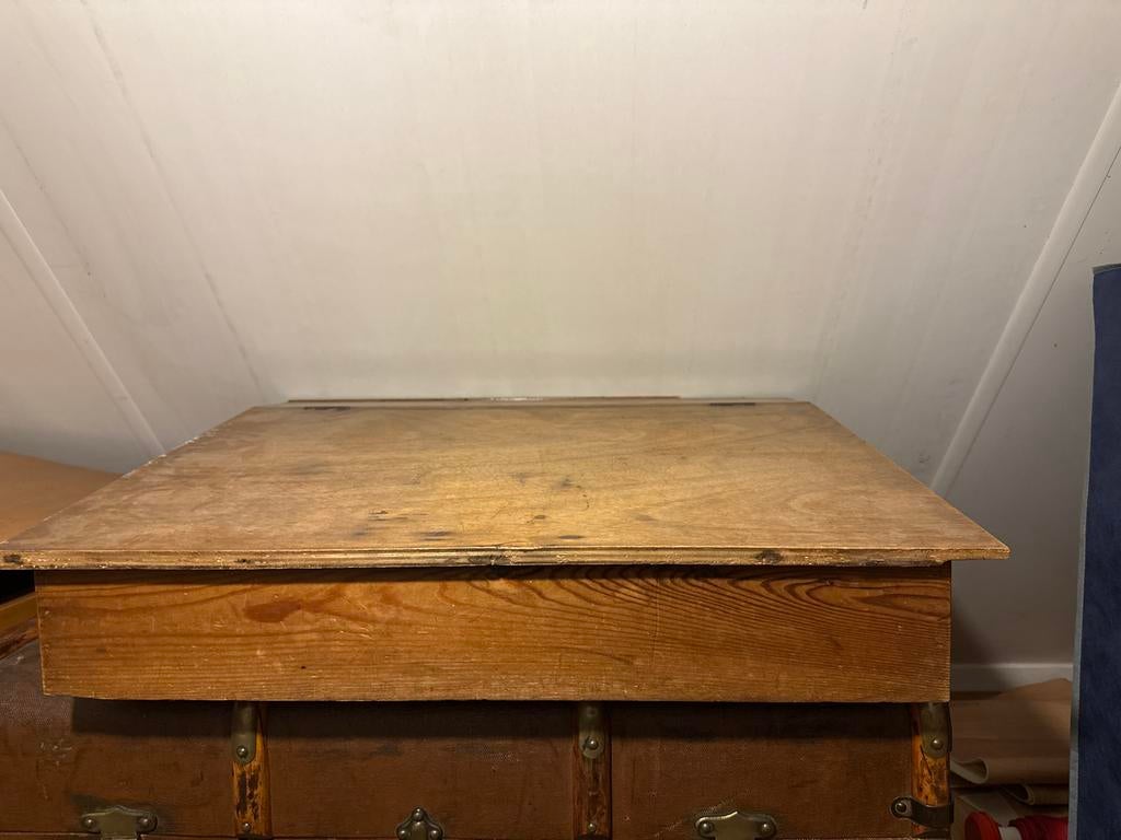 Houten lessenaar met opbergruimte, Ophalen