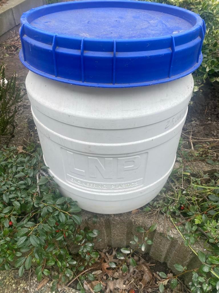 Witte ton met blauw deksel . Idiaal voor opslag voer, Tuin en Terras, Regentonnen, 75 tot 150 liter, Ophalen, Gebruikt, Kunststof