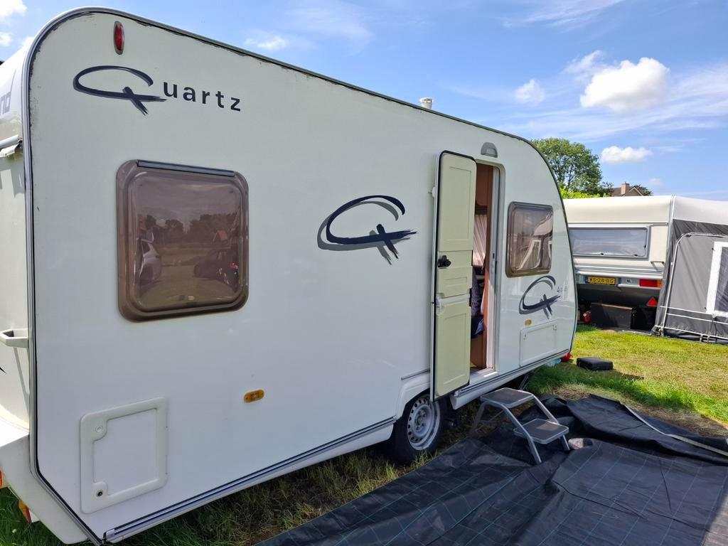 Caravan Beyerland Quartz 460 LB, gladde beplating, mover, Caravans en Kamperen, Caravans, Rondzit, Vast bed, Particulier, 4 tot 5 meter