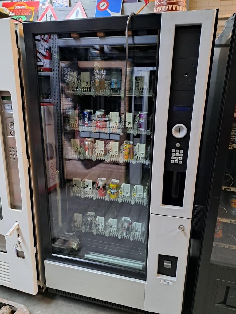 Vendo G6 frisdrank automaat gekoeld, Ophalen