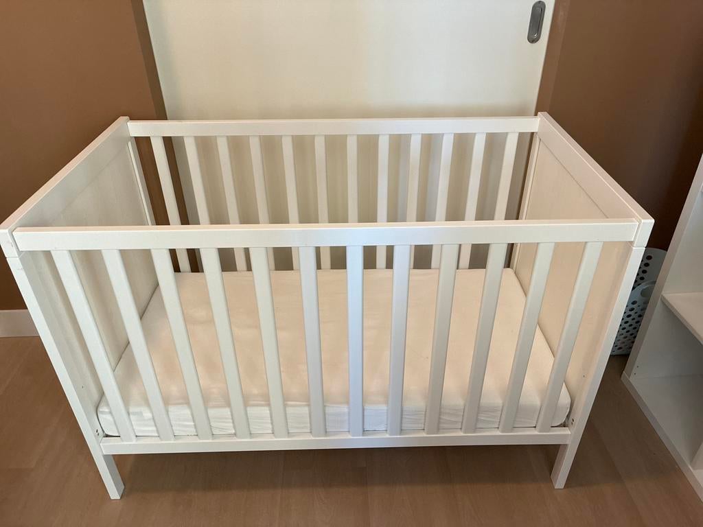 SUNDVIK Baby bed, white,60x120 cm Ikea wieg, Ophalen, Zo goed als nieuw, Ledikant