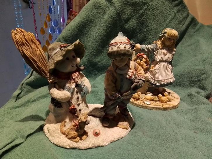 Leonardo Collection Beeldjes: Just Hatched & Winter Pastime, Verzamelen, Beelden en Beeldjes, Zo goed als nieuw, Mens, Ophalen of Verzenden