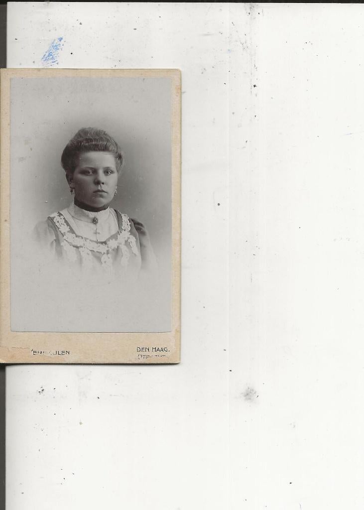 CdV Westland Jonge vrouw met oorbellen en Kruisje Den Haag, Ophalen of Verzenden, Voor 1920, Ongelopen, Zuid-Holland