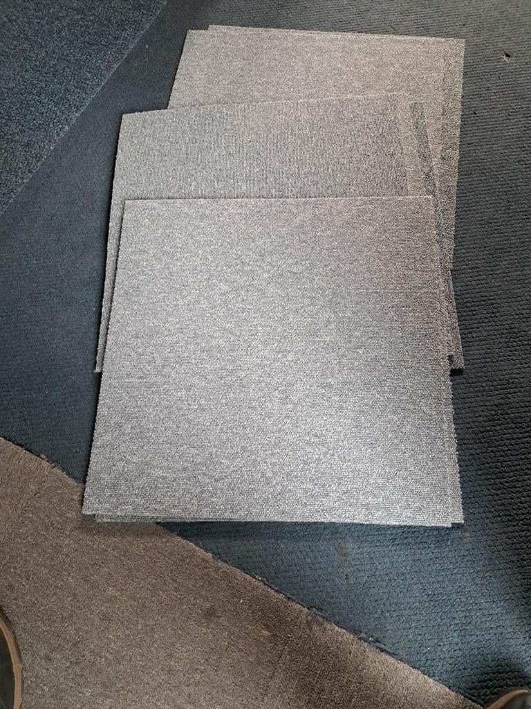 7 nieuwe tapijttegels en halve jerrycan Eurocol 542, Minder dan 50 cm, Vierkant, Nieuw, Minder dan 50 cm