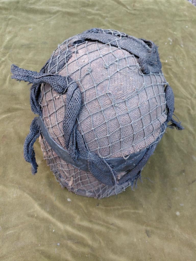 Gevechtshelm met camouflage net, Amerikaans model., Verzamelen, Niet bekend, Niet bekend, Verzenden, Nederland