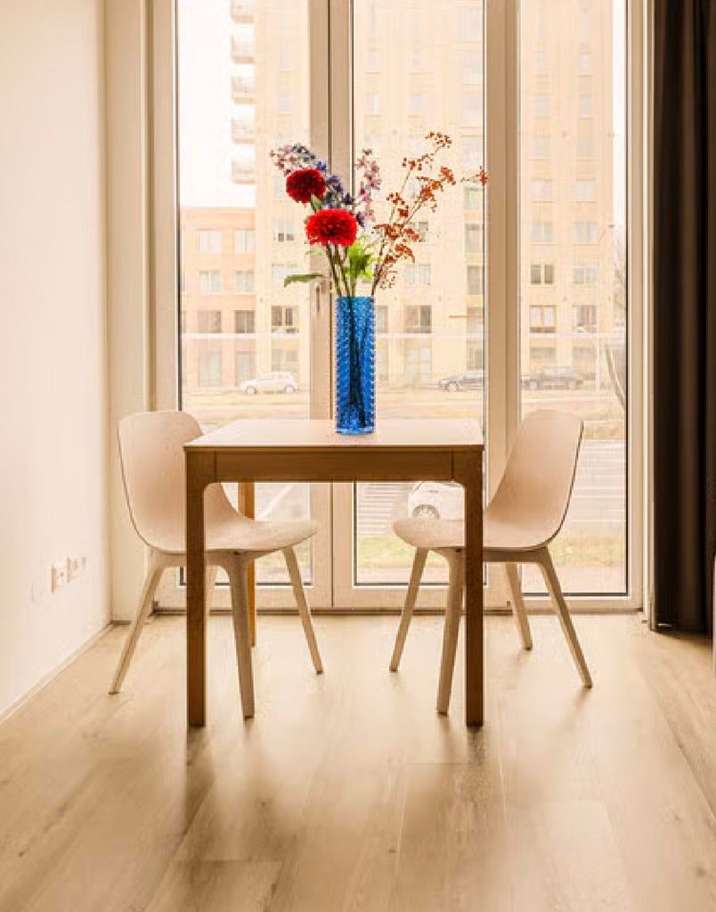 Dining table& chairs– modern – perfect condition, Ophalen of Verzenden, Zo goed als nieuw, 75 m² of meer, Laminaat