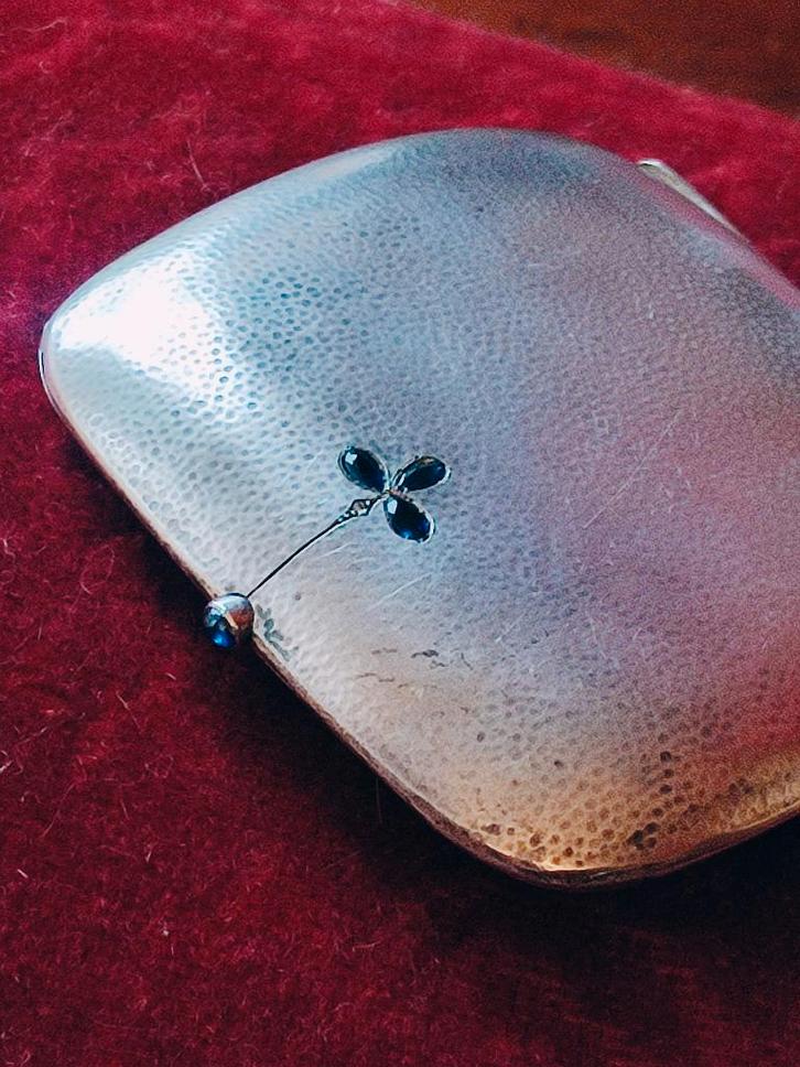 Antieke zilveren sigaretten doosje met saffieren,diamanten, Antiek en Kunst, Antiek | Goud en Zilver, Zilver, Ophalen of Verzenden