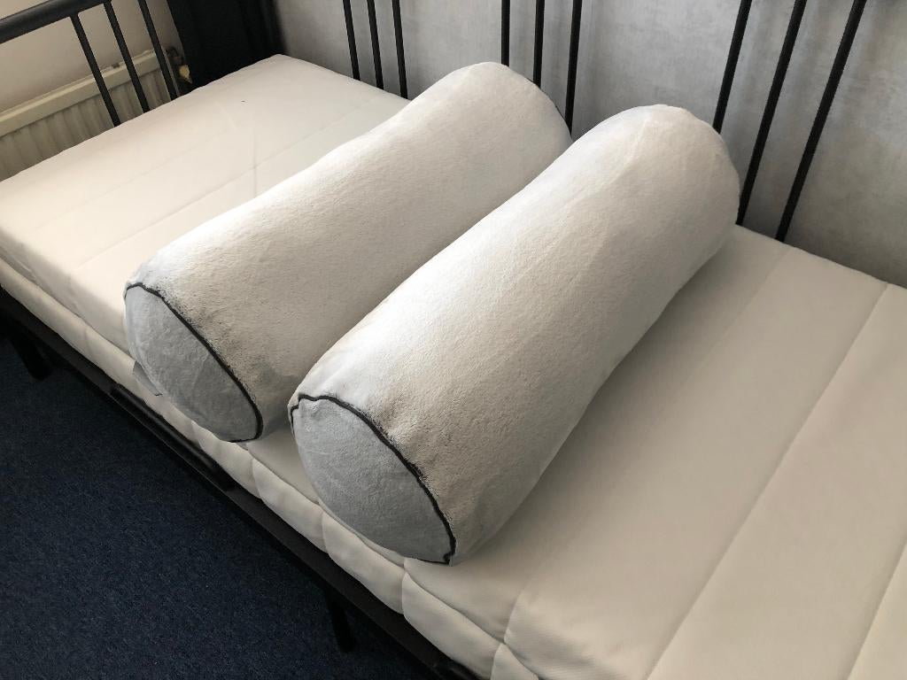 2 Cilindervormige lichtgrijze kussens, Ophalen, Zo goed als nieuw, Grijs, Cilindervormig