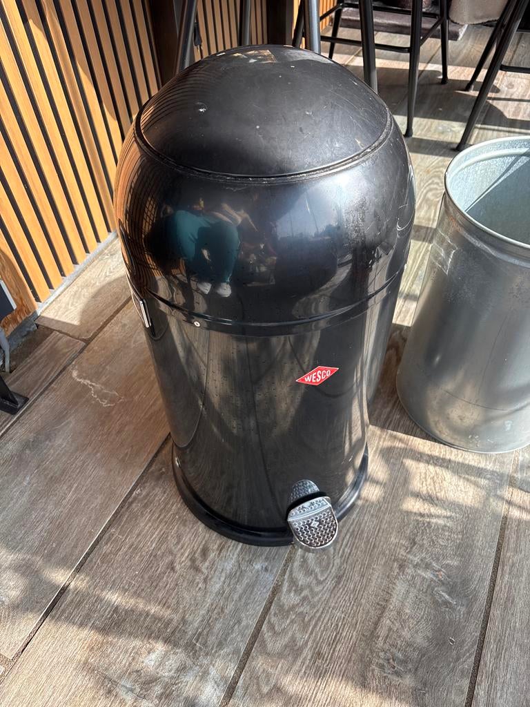 Wesco zwarte pedaalemmer, Huis en Inrichting, Woonaccessoires | Prullenbakken, Gebruikt, Metaal, 20 tot 30 liter, Met pedaal, Ophalen