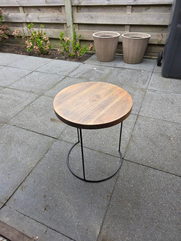 Rond bijzettafeltje met houten blad en metalen onderstel, Ophalen of Verzenden, Rond, Minder dan 55 cm, 45 tot 60 cm