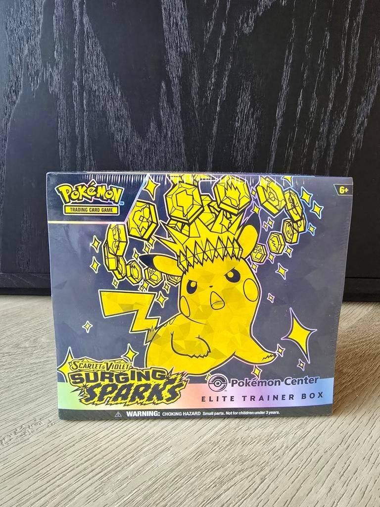 Surging Sparks Pokemon Center ETB, Hobby en Vrije tijd, Verzamelkaartspellen | Pokémon, Ophalen of Verzenden, Overige typen