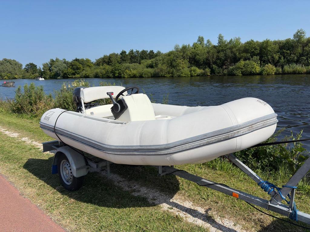 Zodiac Yachtline Deluxe 340 met 9,8 pk Tohatsu en trailer, Watersport en Boten, Rubberboten, Ophalen, Zo goed als nieuw