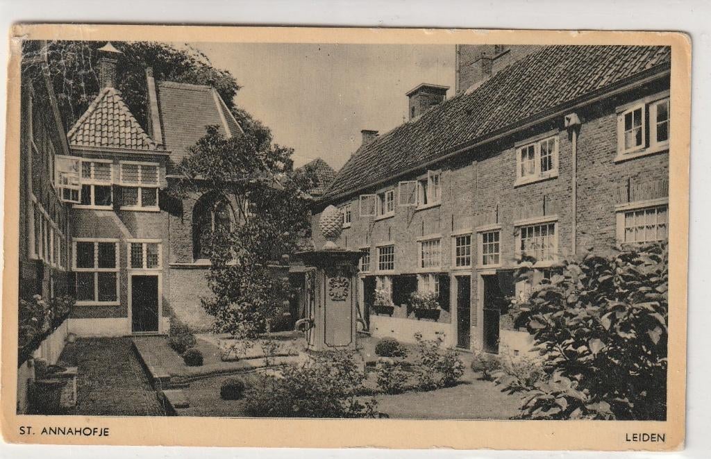 Leiden St. Annahofje, Verzamelen, Ansichtkaarten | Nederland, Ophalen of Verzenden, 1940 tot 1960, Gelopen, Zuid-Holland