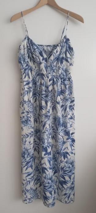 Luchtige blauw-witte zomerjurk met smok taille, maat M, Kleding | Dames, Jurken, Zo goed als nieuw, Stichting Angel's Choice, Angelschoice@gmail.com
