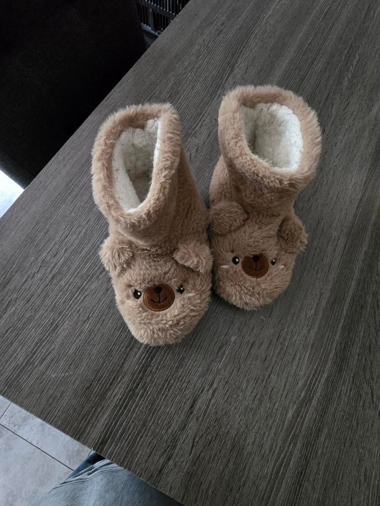 Schattige bruine teddy slofjes maat 28/29, Ophalen, Zo goed als nieuw, Jongetje of Meisje, Slofjes