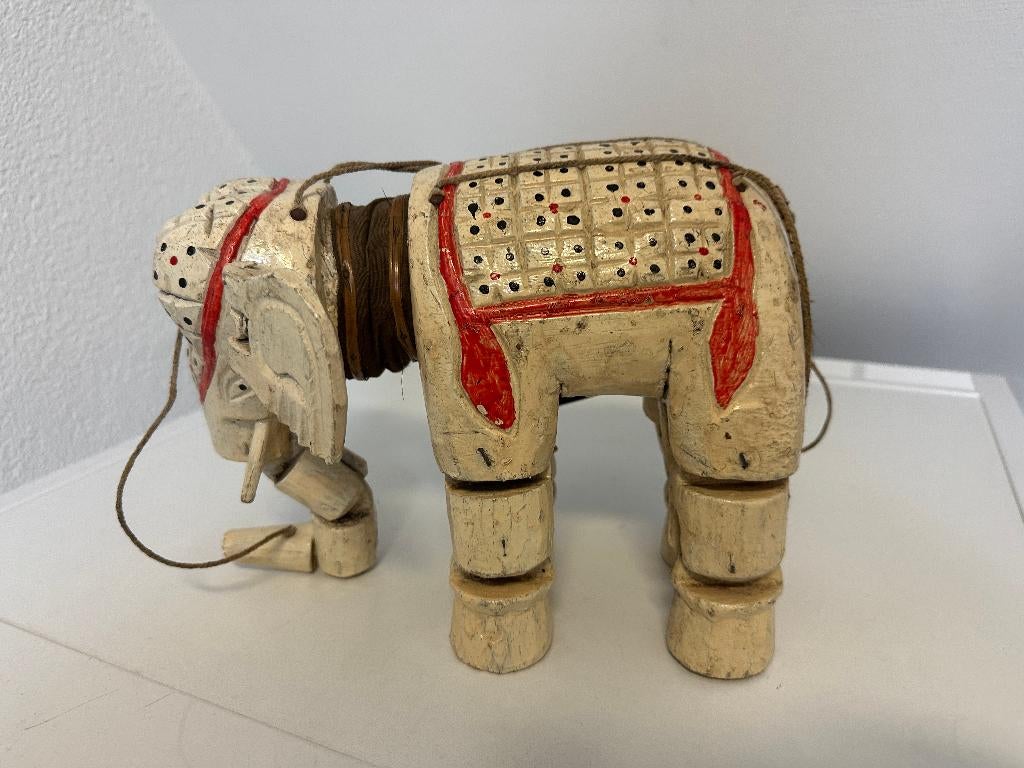 Decoratieve houten olifant – beweegbare poten, Verzenden