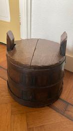 Antieke teerton met metalen banden, Ophalen