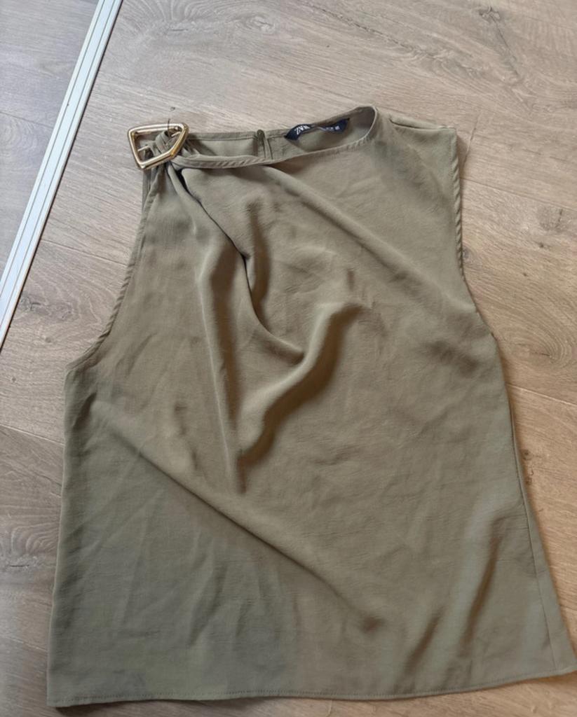 Zara top maat M met gouden detail, niet gedragen, Kleding | Dames, Tops, Maat 38/40 (M), Nieuw, Ophalen of Verzenden, Zonder mouw