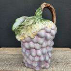 Brocante Barbotine Aardewerk Waterkan met Druivenmotief, Antiek en Kunst, Ophalen of Verzenden