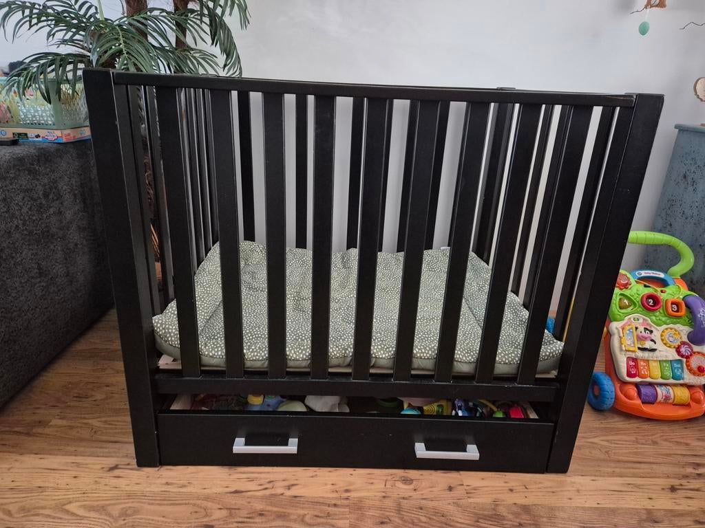 Zwarte box met la, Kinderen en Baby's, Boxen, Gebruikt, Boxkleed, Ophalen of Verzenden