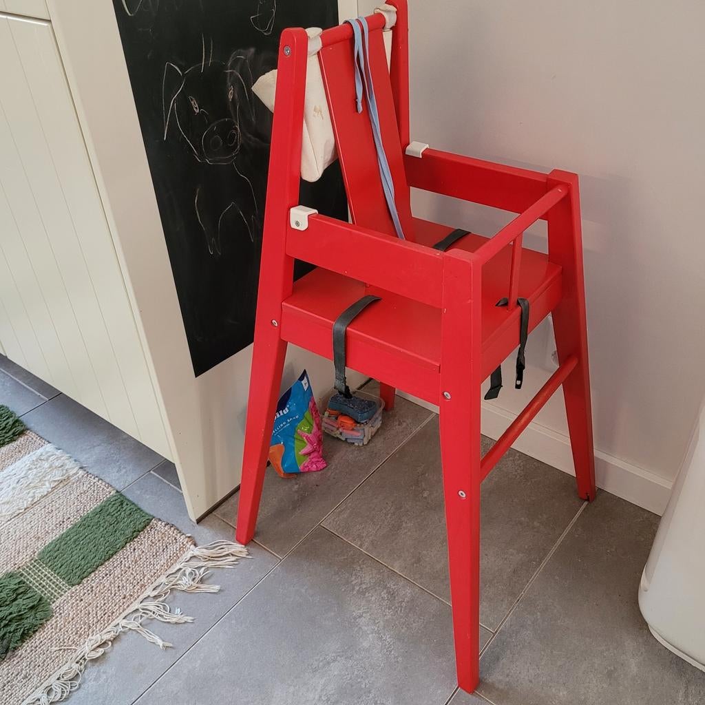 Rode Ikea kinderstoel, Kinderen en Baby's, Kinderstoelen, Ophalen, Gebruikt, Overige typen, Gordel(s)