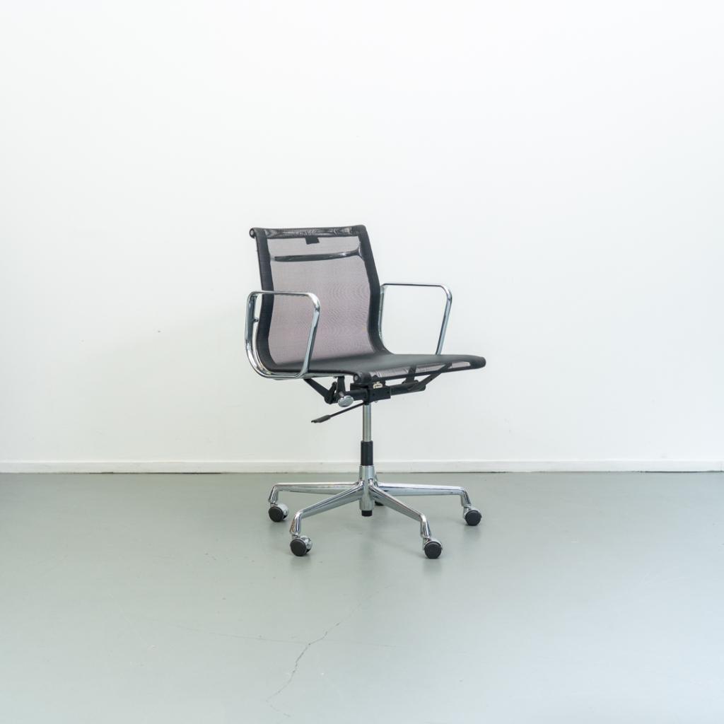 8x Vitra Eames EA 117 Bureaustoel Zwart Netweave - Chroom, Huis en Inrichting, Bureaustoelen, Zo goed als nieuw, Bureaustoel, Zwart