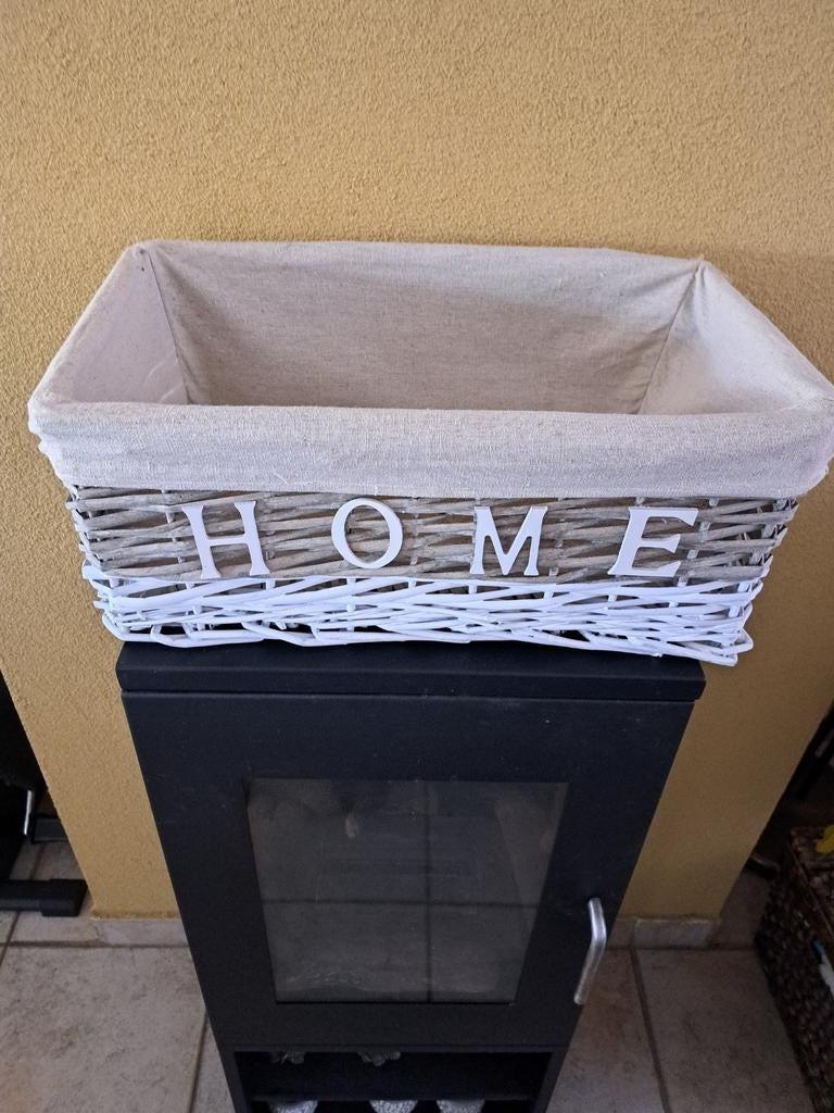 Decoratieve rieten mand 'HOME' met stoffen binnenkant, Huis en Inrichting, Woonaccessoires | Schalen en Manden, Zo goed als nieuw