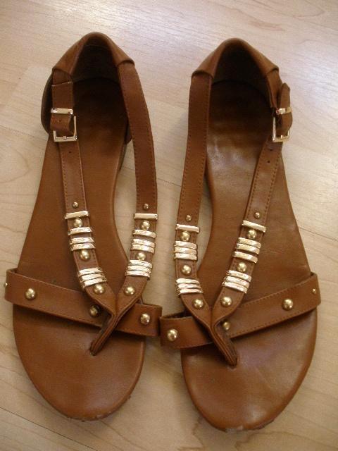 Sandalen rood bruin met gespjes en ringetjes maat 40 - zgan, Kleding | Dames, Schoenen, Zo goed als nieuw, Sandalen of Muiltjes