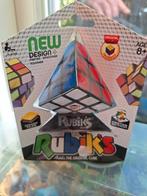 Original Rubinks cube new design met voet om op te zetten., Hobby en Vrije tijd, Gezelschapsspellen | Overige, Nieuw, Een of twee spelers