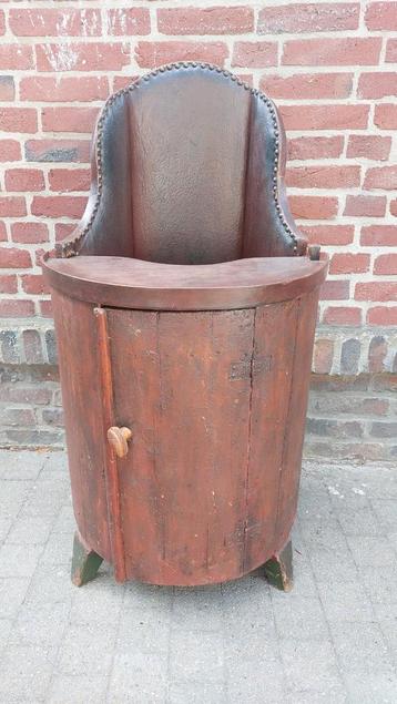 Antieke houten kinderstoel, kakstoel beschikbaar voor biedingen