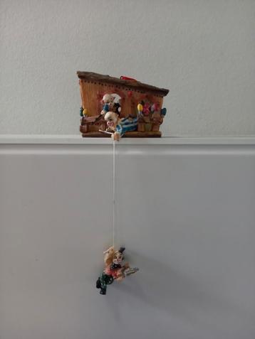 Beeldje- clownhuisje met hangend clowntje beschikbaar voor biedingen
