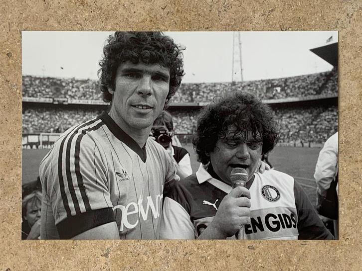 Org. z/w foto 30x20 cm Andre Hazes in F'noord shirt 04/06/83, Verzamelen, Muziek, Artiesten en Beroemdheden, Nieuw, Foto of Kaart