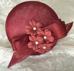 Wijnrood meisjes dopje,bordeaxrood hoedje,fascinator rood, Ophalen of Verzenden, Nieuw, Meisje, Hoed