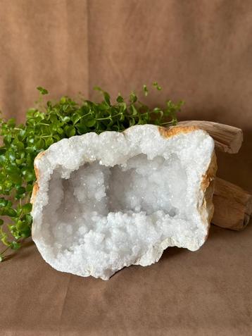 Mooie Kwarts geode beschikbaar voor biedingen