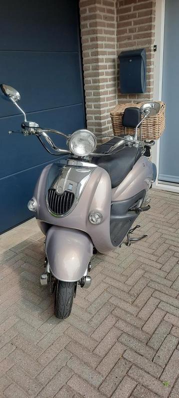 Mooie brons kleurige retro snorscooter beschikbaar voor biedingen
