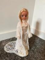 Sindy Pedigree 33055X inc bruidsjurk en kanten jas 1978, Verzamelen, Ophalen of Verzenden, Zo goed als nieuw, Kleertjes