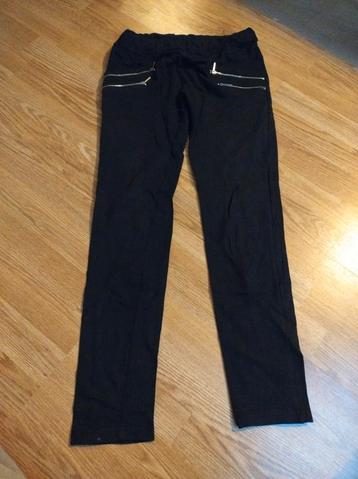 Tregging zwart met ritsjes beschikbaar voor biedingen