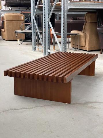 vintage design latten tafel beschikbaar voor biedingen