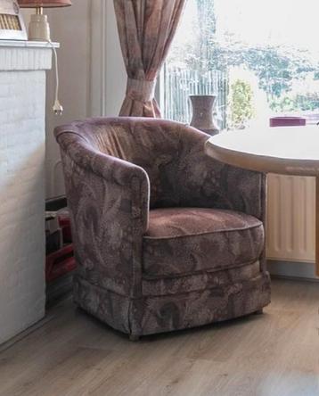 Retro fauteuil met gek patroon beschikbaar voor biedingen