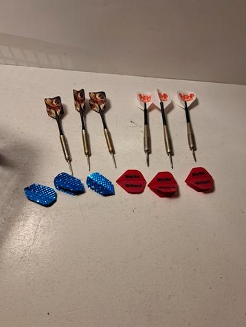 2 sets dartpijlen  met extra flights beschikbaar voor biedingen