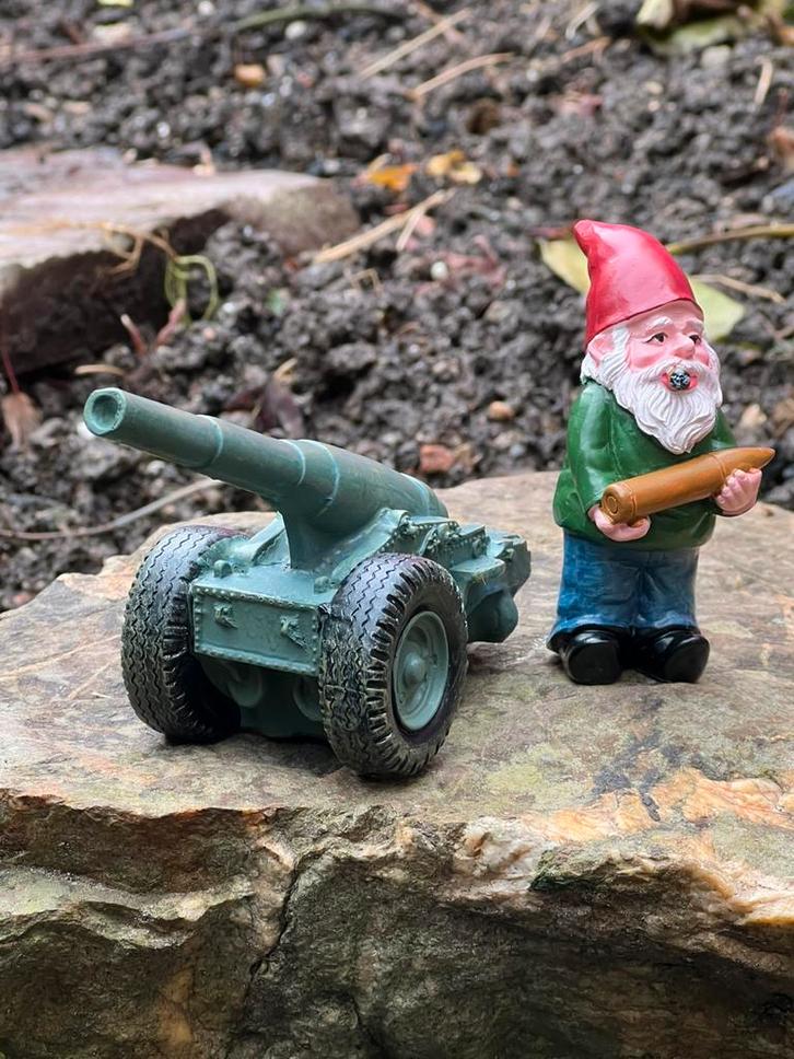 Relaxed levensgroot KABOUTERTJE met ARTILLERIE Maastricht, Tuin en Terras, Tuinbeelden, Nieuw, Ophalen of Verzenden